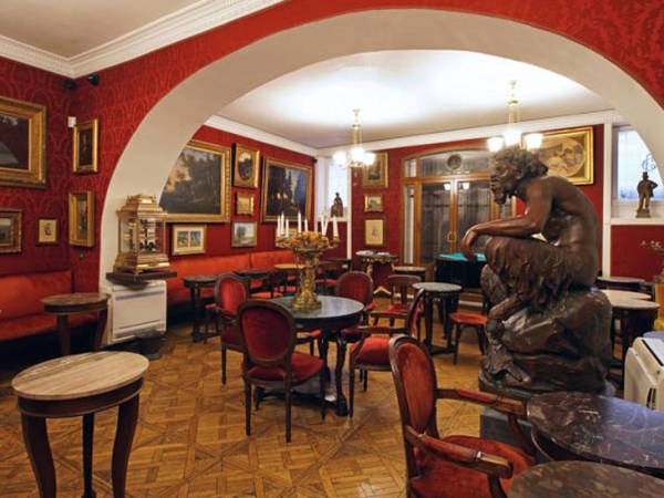 I Carabinieri TPC hanno sequestrato dipinti e oggetti del 1700 che erano al Caffè Greco, ma che il gestore aveva tolto da via dei Condotti