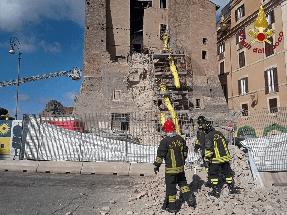 La tragedia del crollo parziale alla Torre dei Conti e la morte di un operaio