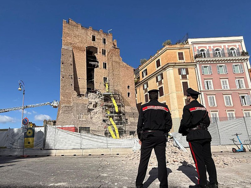 Crollo della Torre dei Conti, i Carabinieri cercano foto e video sul PRIMO cedimento: istruzioni per utilizzare e-mail e WhatsApp