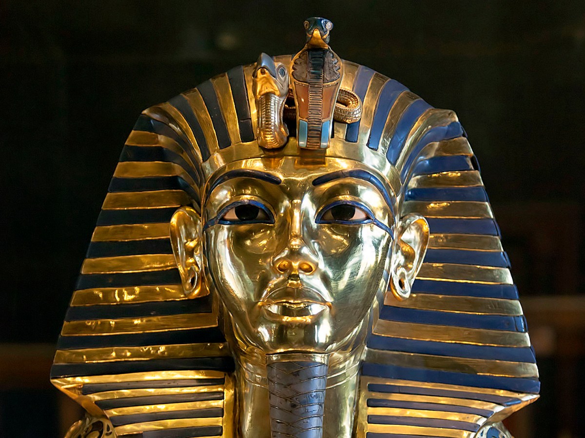 La maschera d’oro di Tutankhamon, l’antica arte che mostra la vita eterna, un Re immortale che i geroglifici presentano agli dei