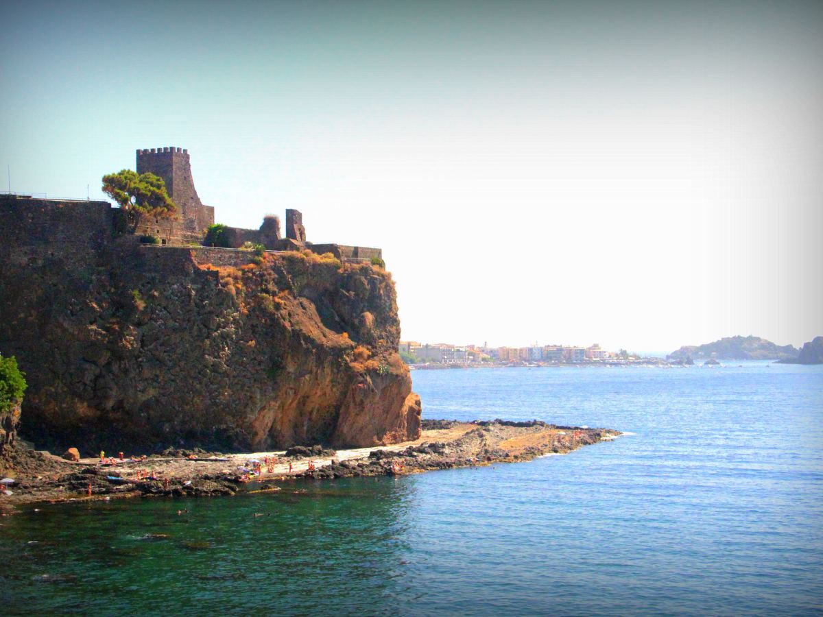 Sicilia, Aci Castello storia e leggende raccontate anche da Verga, la scogliera lavica del Catanese, la sua rocca nera, per 40 anni luogo del mio cuore