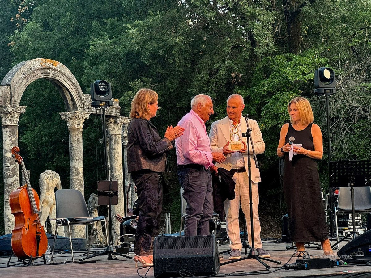 Tivoli, emozioni, la musica immortale di Mogol-Battisti e la voce di Caroccia per il debutto di VillÆ 2026, l’estate a Villa Adriana e Villa d’Este