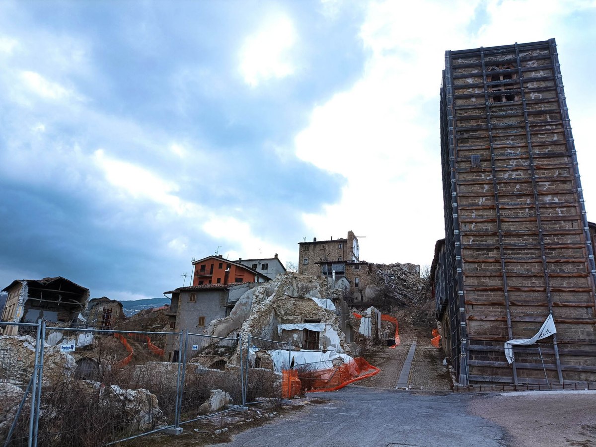 Un terremoto distrugge in pochi secondi, l’uomo non ricostruisce dopo decenni, sisma del 24 agosto 2016 e i precedenti di malgoverno